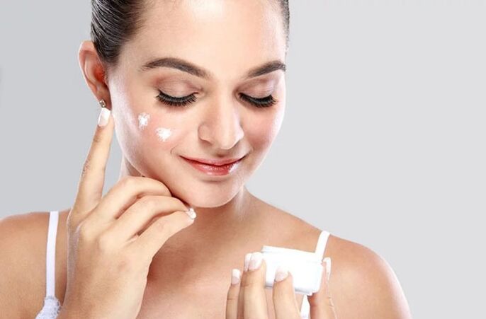 使用按摩器之前，请在脸上涂抹乳霜。